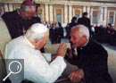 Padre F.M.G. Sortino con il Santo Padre il Papa Giovanni Paolo II in occasione del 50° di Ordinazione sacerdotale